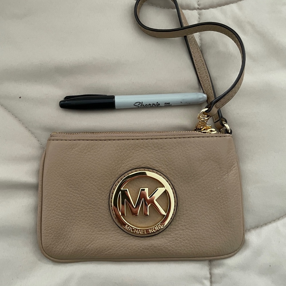 Michael Kors, beige wristlet